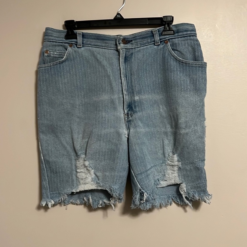 Woman’s Plus Striped Levi’s White Tag Stretchy Distressed Shorts‎ Size 18